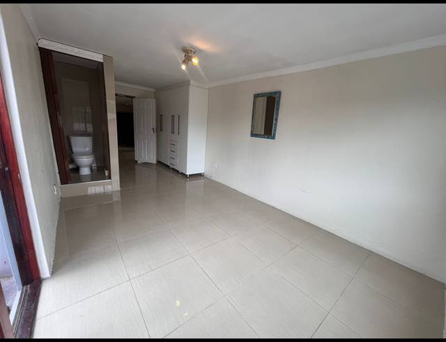 3 BEDROOM FLAT TO LET IN CARRINGTON HEIGHTS